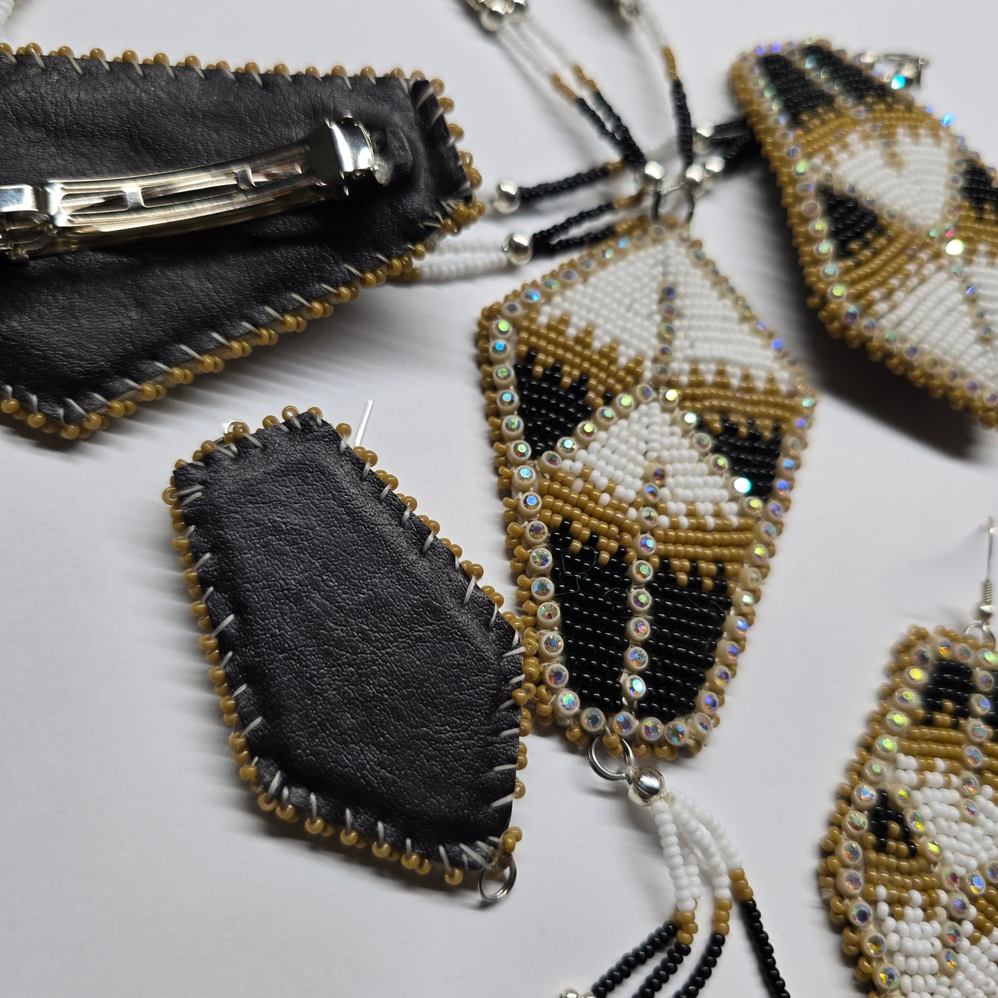 Beaded biege feather set